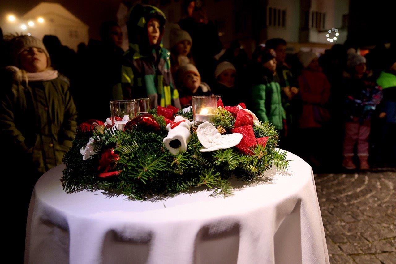 Advent v Náchodě je tady! Na Masarykově náměstí se rozzářil vánoční strom.