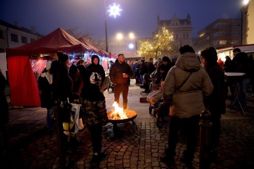 Advent v Náchodě je tady! Na Masarykově náměstí se rozzářil vánoční strom.