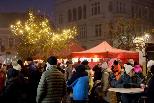 Advent v Náchodě je tady! Na Masarykově náměstí se rozzářil vánoční strom.