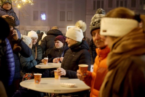 Advent v Náchodě je tady! Na Masarykově náměstí se rozzářil vánoční strom.
