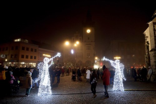 Advent v Náchodě je tady! Na Masarykově náměstí se rozzářil vánoční strom.