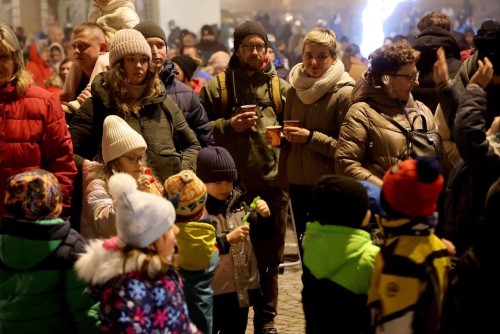 Advent v Náchodě je tady! Na Masarykově náměstí se rozzářil vánoční strom.