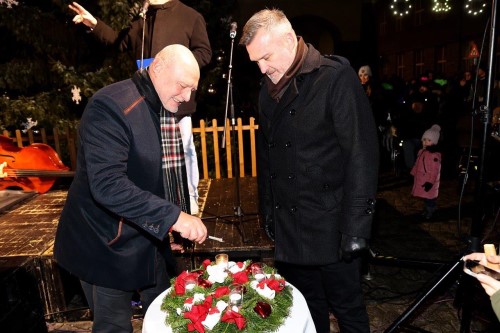 Advent v Náchodě je tady! Na Masarykově náměstí se rozzářil vánoční strom.