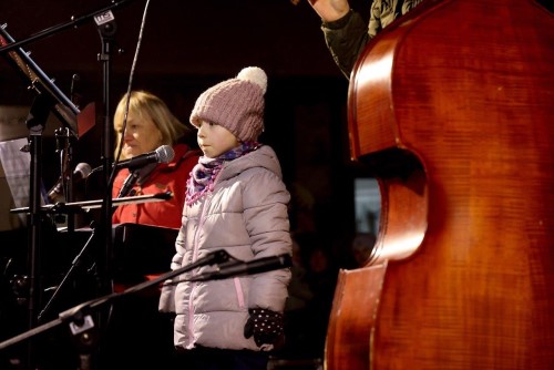 Advent v Náchodě je tady! Na Masarykově náměstí se rozzářil vánoční strom.