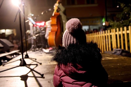 Advent v Náchodě je tady! Na Masarykově náměstí se rozzářil vánoční strom.