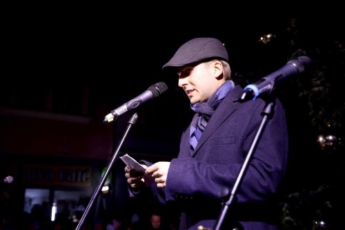 Advent v Náchodě je tady! Na Masarykově náměstí se rozzářil vánoční strom.