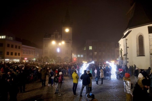 Advent v Náchodě je tady! Na Masarykově náměstí se rozzářil vánoční strom.