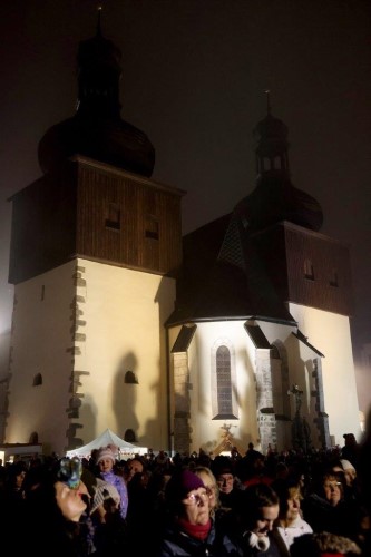 Advent v Náchodě je tady! Na Masarykově náměstí se rozzářil vánoční strom.