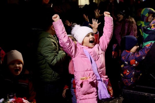 Advent v Náchodě je tady! Na Masarykově náměstí se rozzářil vánoční strom.