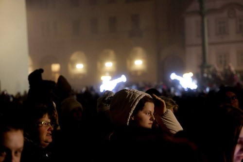 Advent v Náchodě je tady! Na Masarykově náměstí se rozzářil vánoční strom.