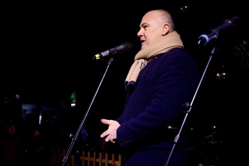 Advent v Náchodě je tady! Na Masarykově náměstí se rozzářil vánoční strom.