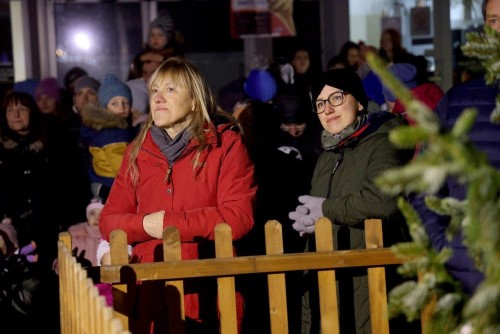 Advent v Náchodě je tady! Na Masarykově náměstí se rozzářil vánoční strom.