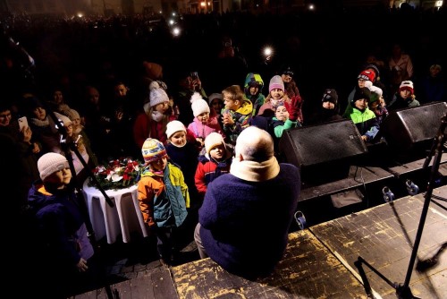 Advent v Náchodě je tady! Na Masarykově náměstí se rozzářil vánoční strom.