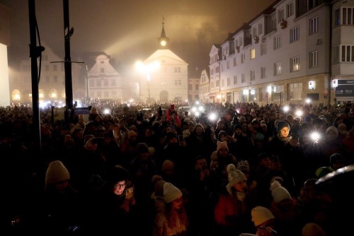 Advent v Náchodě je tady! Na Masarykově náměstí se rozzářil vánoční strom.