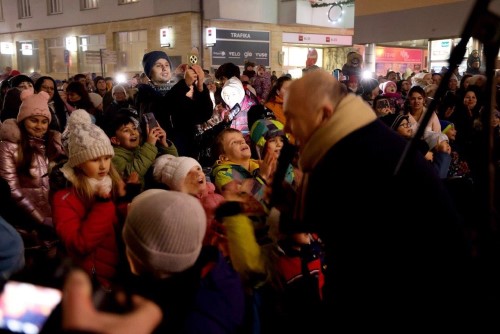 Advent v Náchodě je tady! Na Masarykově náměstí se rozzářil vánoční strom.