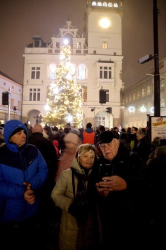 Advent v Náchodě je tady! Na Masarykově náměstí se rozzářil vánoční strom.