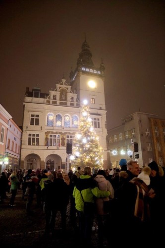 Advent v Náchodě je tady! Na Masarykově náměstí se rozzářil vánoční strom.
